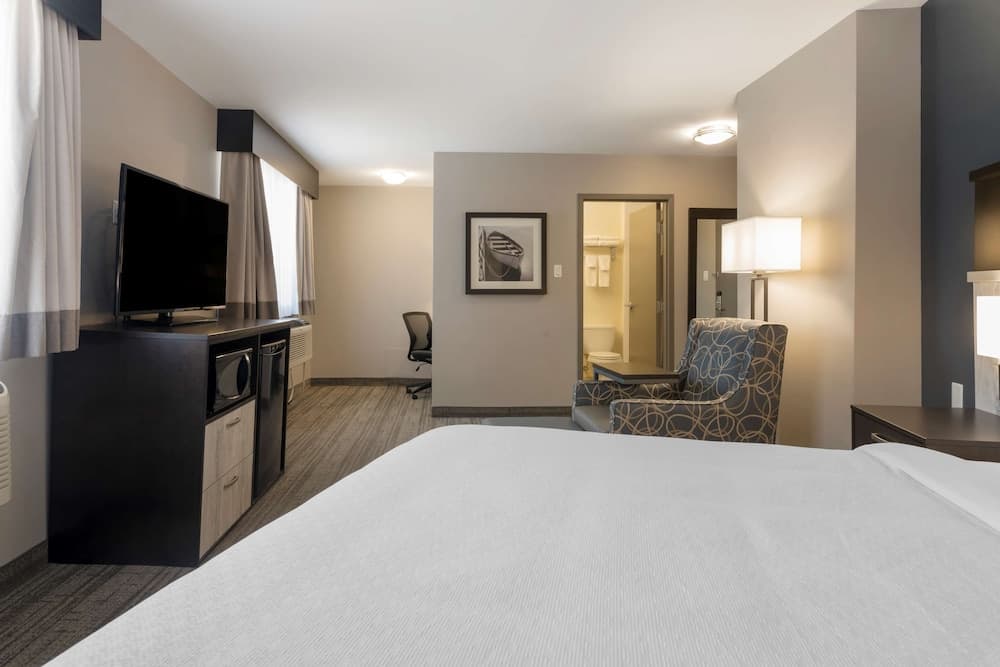 Suite, 1 Queen Bed, Non Smoking, Refrigerator & Microwave