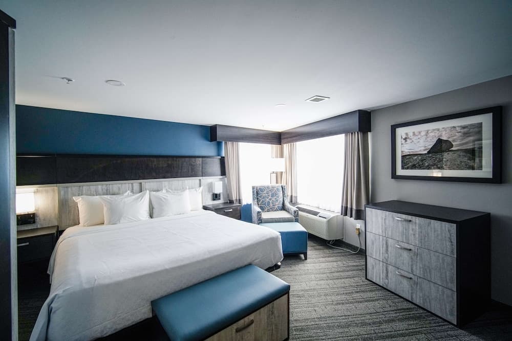 Suite, 1 King Bed, Fireplace, Lake View