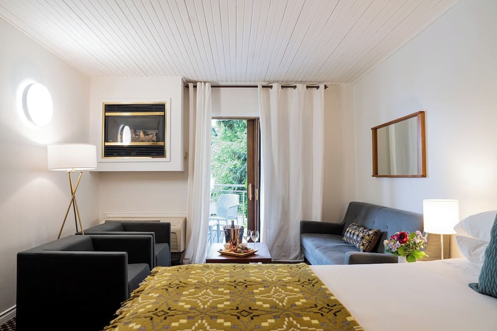 Premium 2 Queen Beds, Balcony, Fireplace